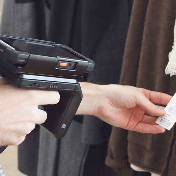 Czytnik RFID Point Mobile RF900 in retail